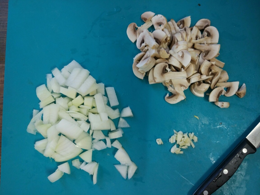 лук грибы чеснок резанные.jpg